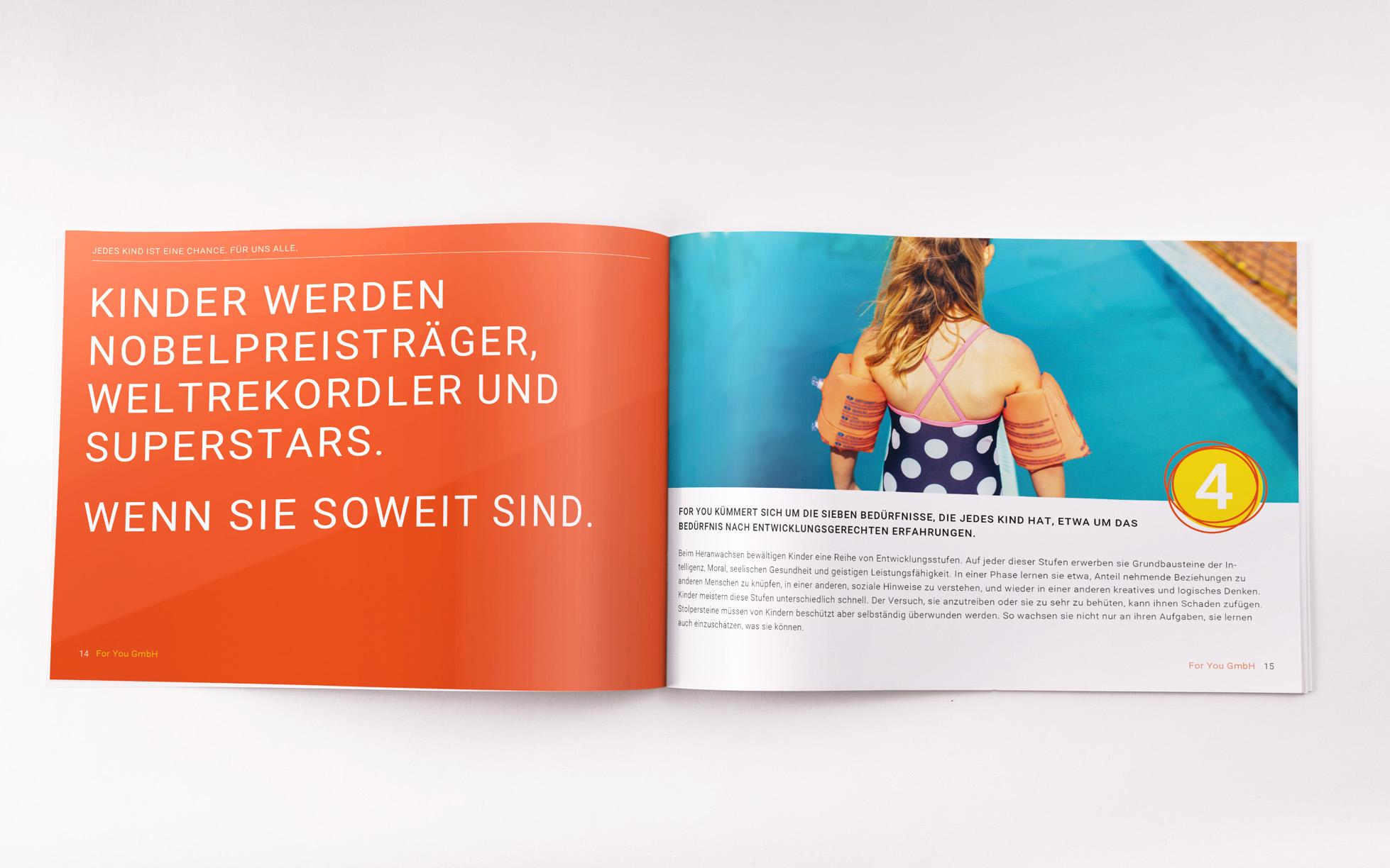 Geschäftsbericht-Doppelseite zum Grundbedürfnis entwicklungsgerechte Erfahrungen