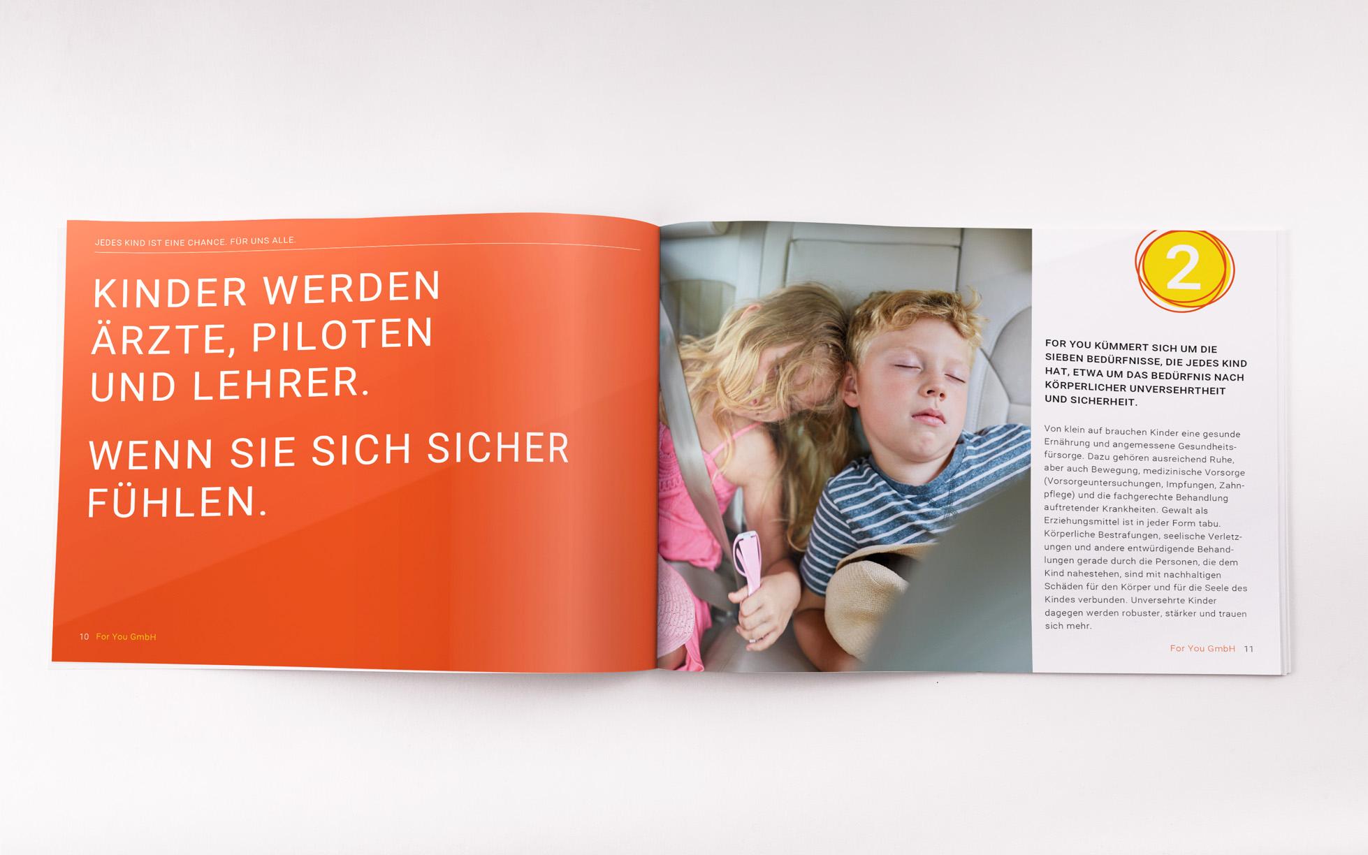 Geschäftsbericht-Doppelseite zum Grundbedürfnis Sicherheit mit schlafenden Kindern im Auto