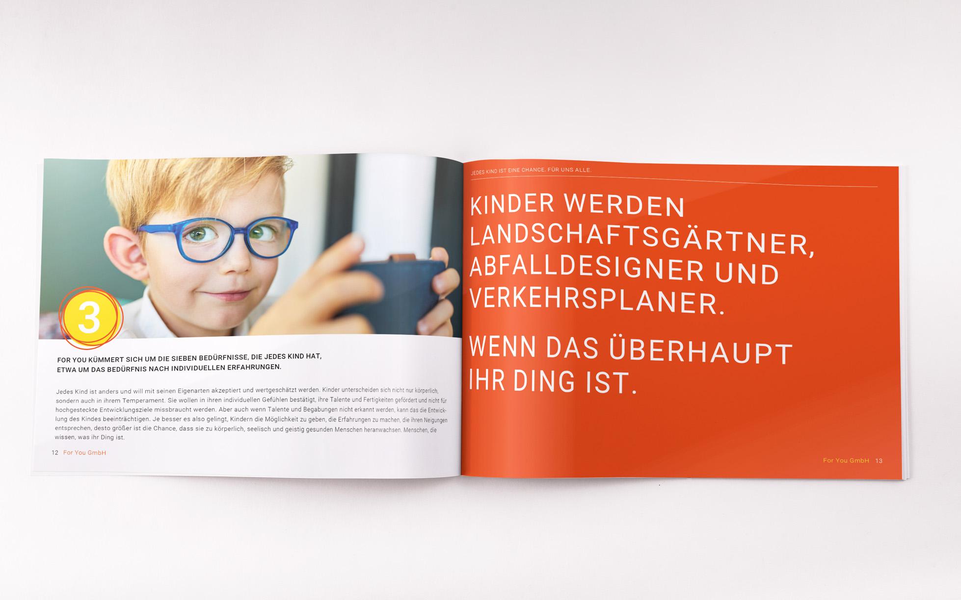 Geschäftsbericht-Doppelseite zum Grundbedürfnis individuelle Erfahrungen mit einem Jungen