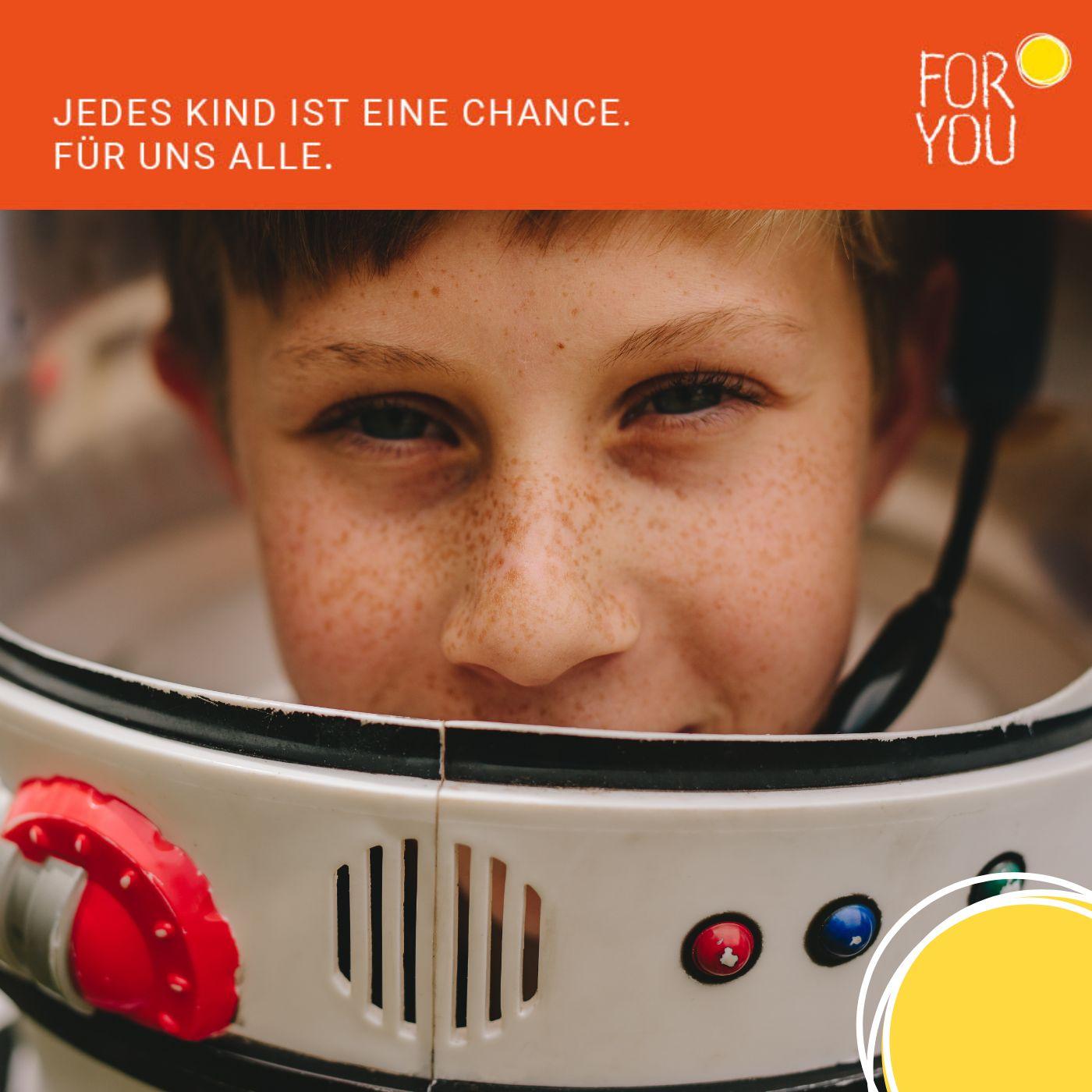 For You Kampagnenmotiv mit einem Jungen im Astronautenhelm und dem Leitsatz Jedes Kind ist eine Chance