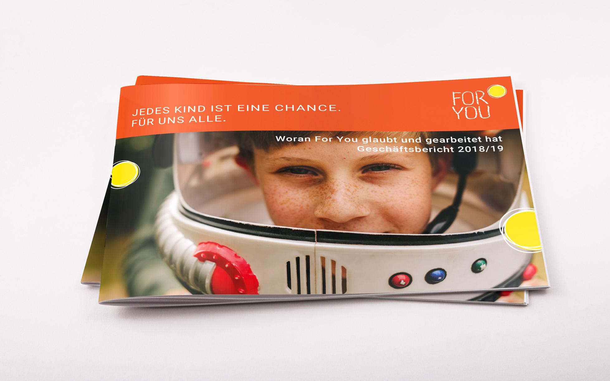 For You Geschäftsbericht 2018/19 im Querformat mit einem Jungen im Astronautenhelm