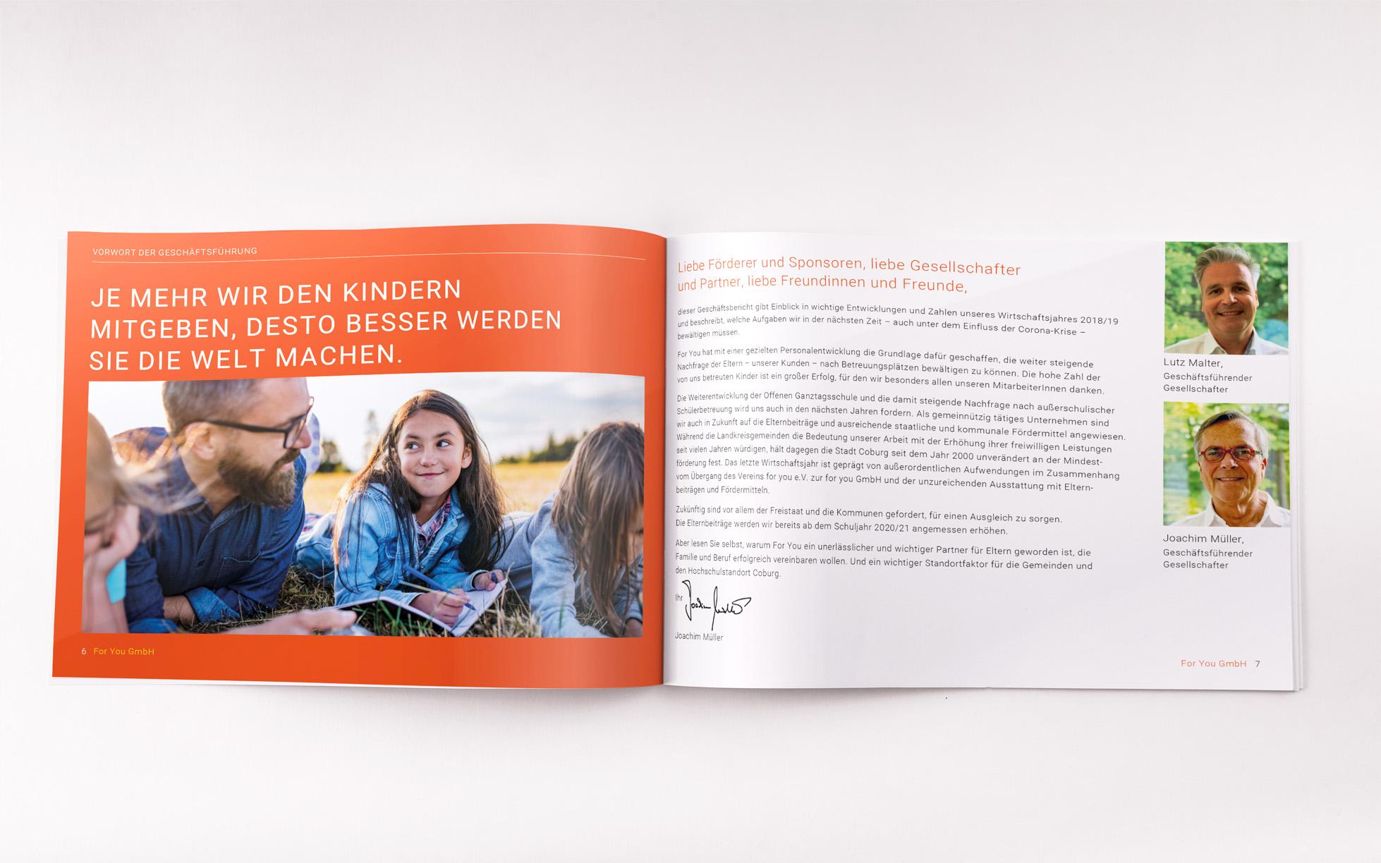 Doppelseite des For You Geschäftsberichts mit Vorwort und Porträts der Geschäftsführung